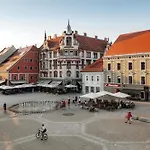 Main Square Apartment *