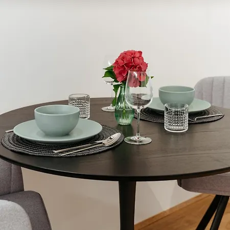 Main Square Apartment *