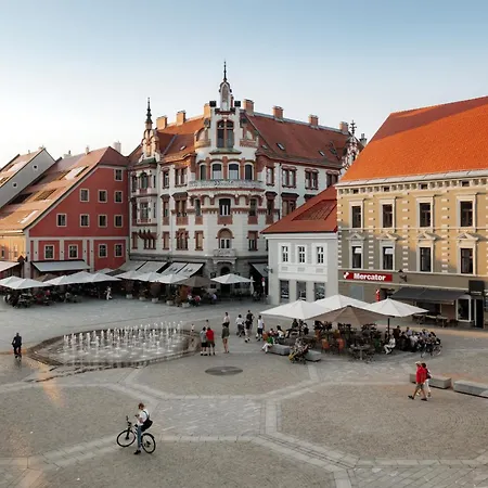 Main Square Apartmán *