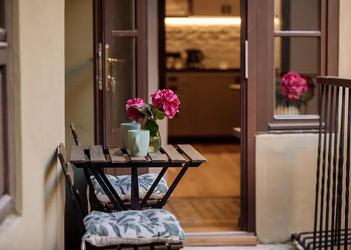 Main Square Apartment *